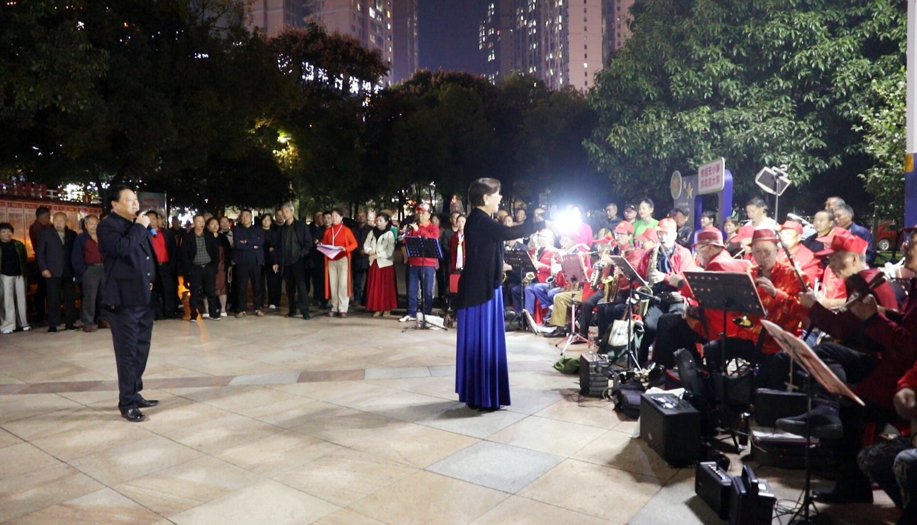 我们的节日·重阳  游子为父老奏响敬老欢歌