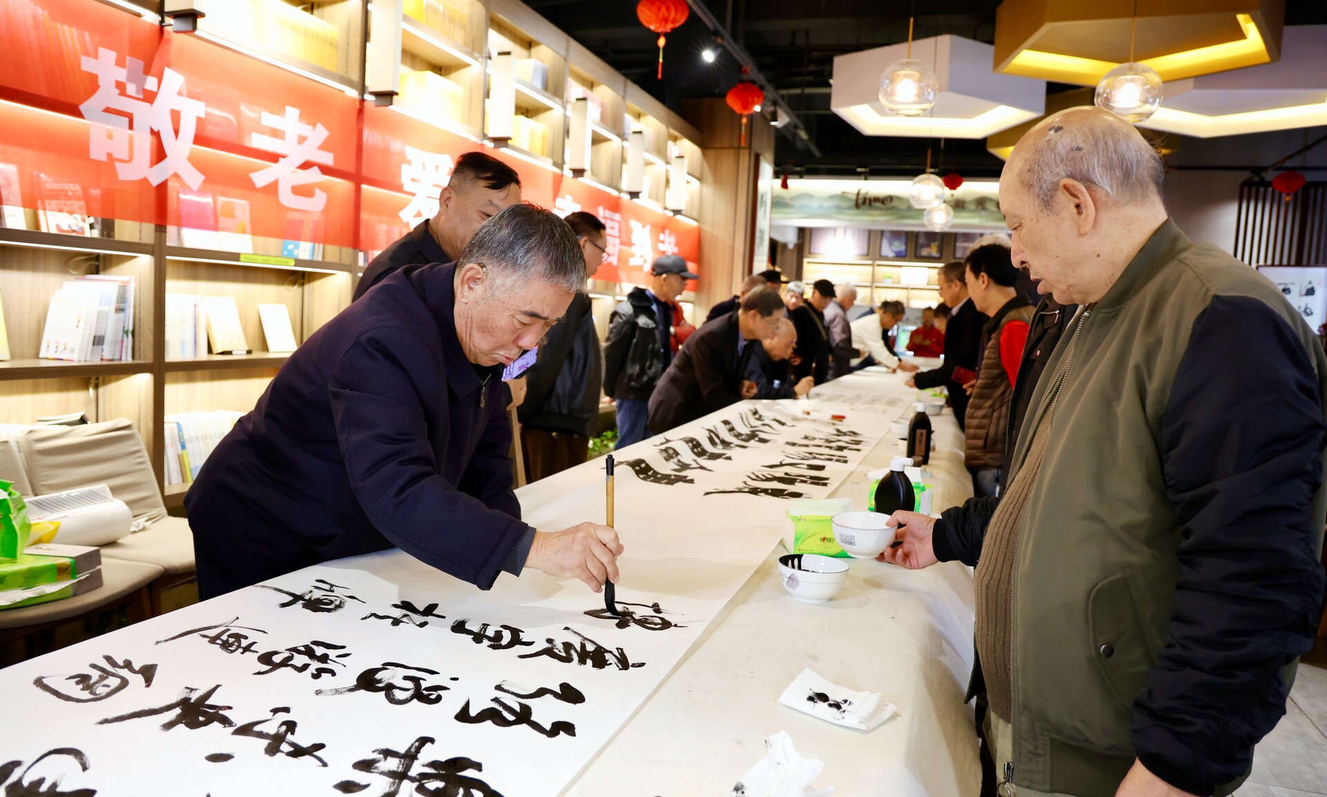 我们的节日·重阳丨市老年书法协会：百米长卷书重阳 翰墨情深颂晚晴