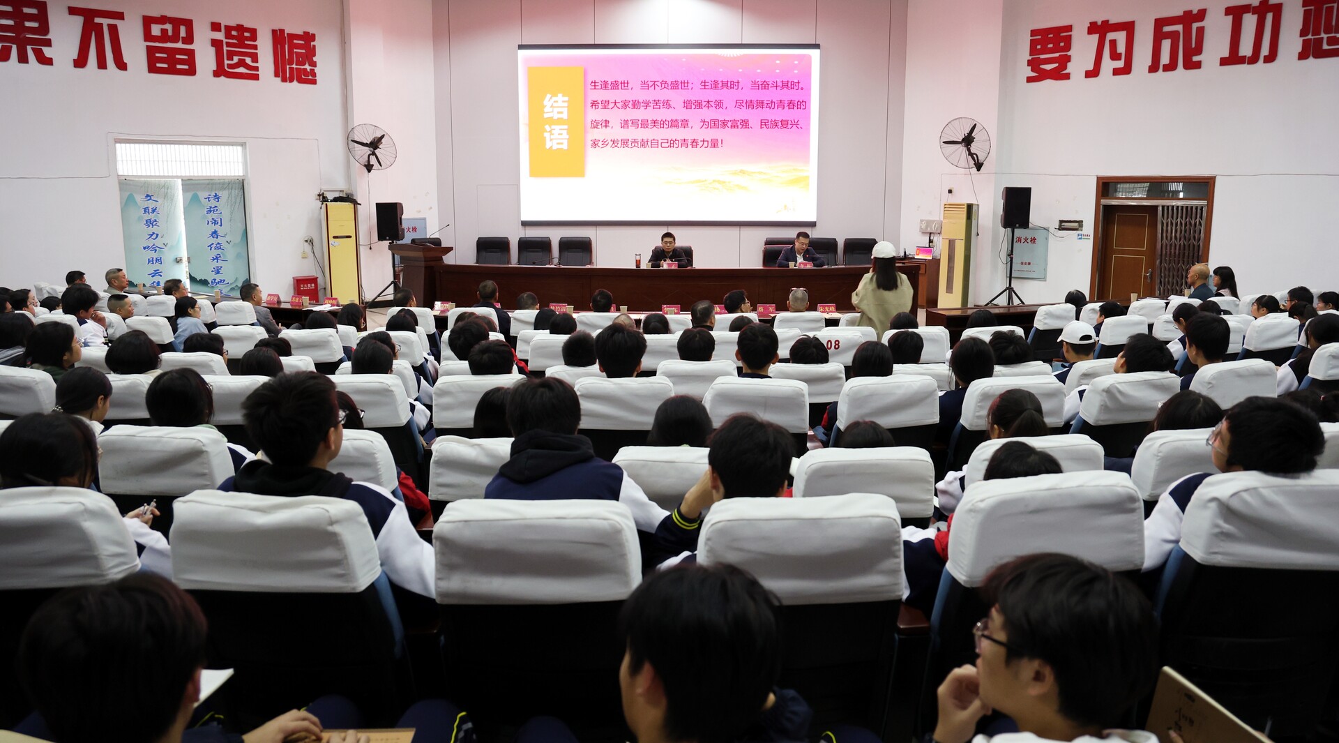 唐正到市第六中学讲授思政课