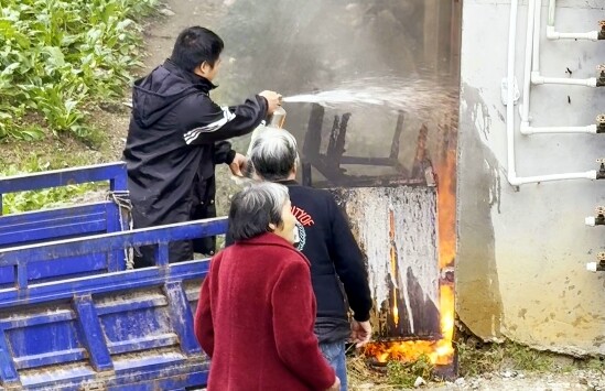 新闻现场丨居民楼突发火情  邻里携手火速扑救