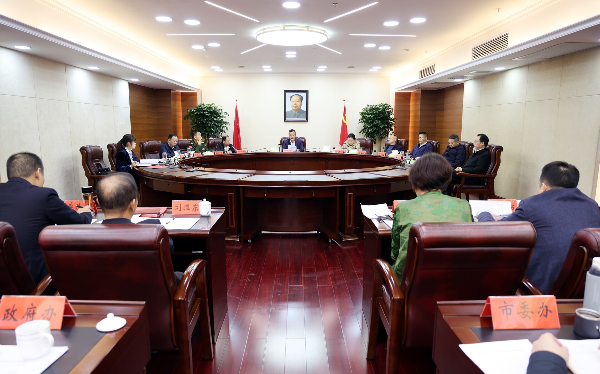 陈创业主持召开冷水江市委常委会会议