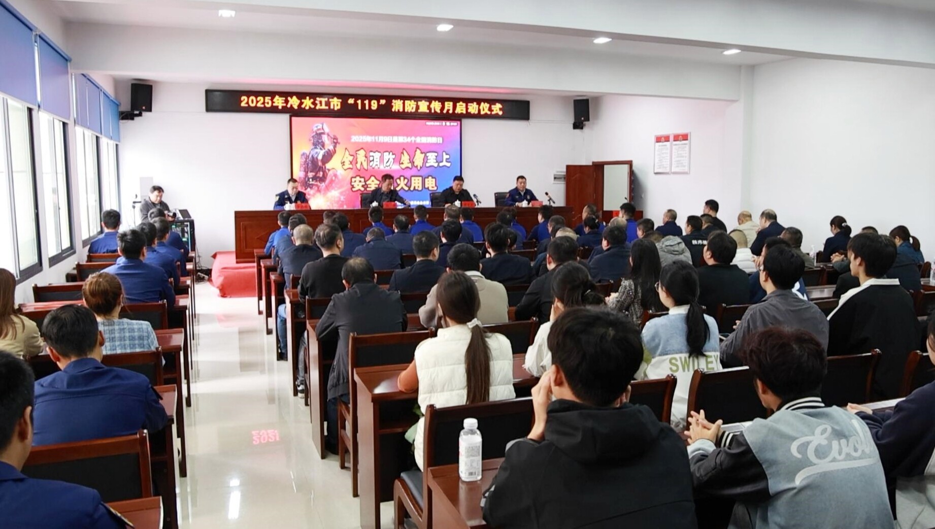 冷水江消防宣传月启动  “花式”活动点亮安全之光