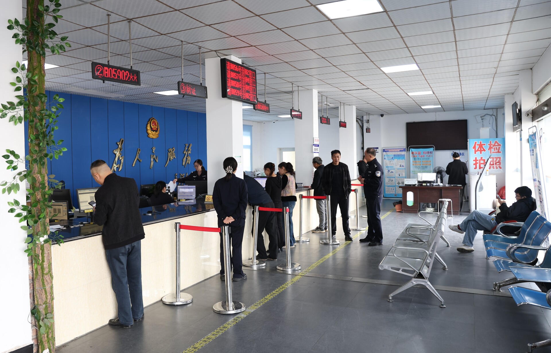 政法在线 | 冷水江：高效办成一件事 力促政务服务提质增效