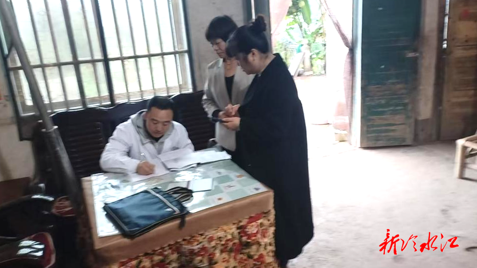 冷水江：上门办证暖民心 助残服务零距离