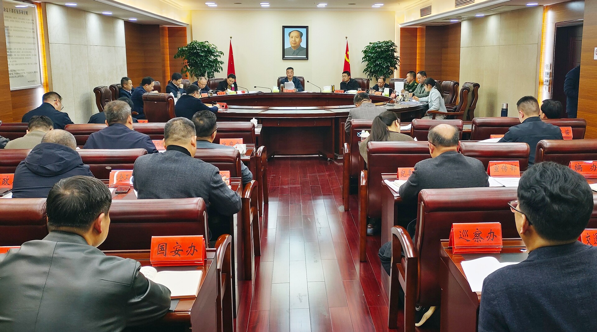 陈创业主持召开冷水江市委常委会会议