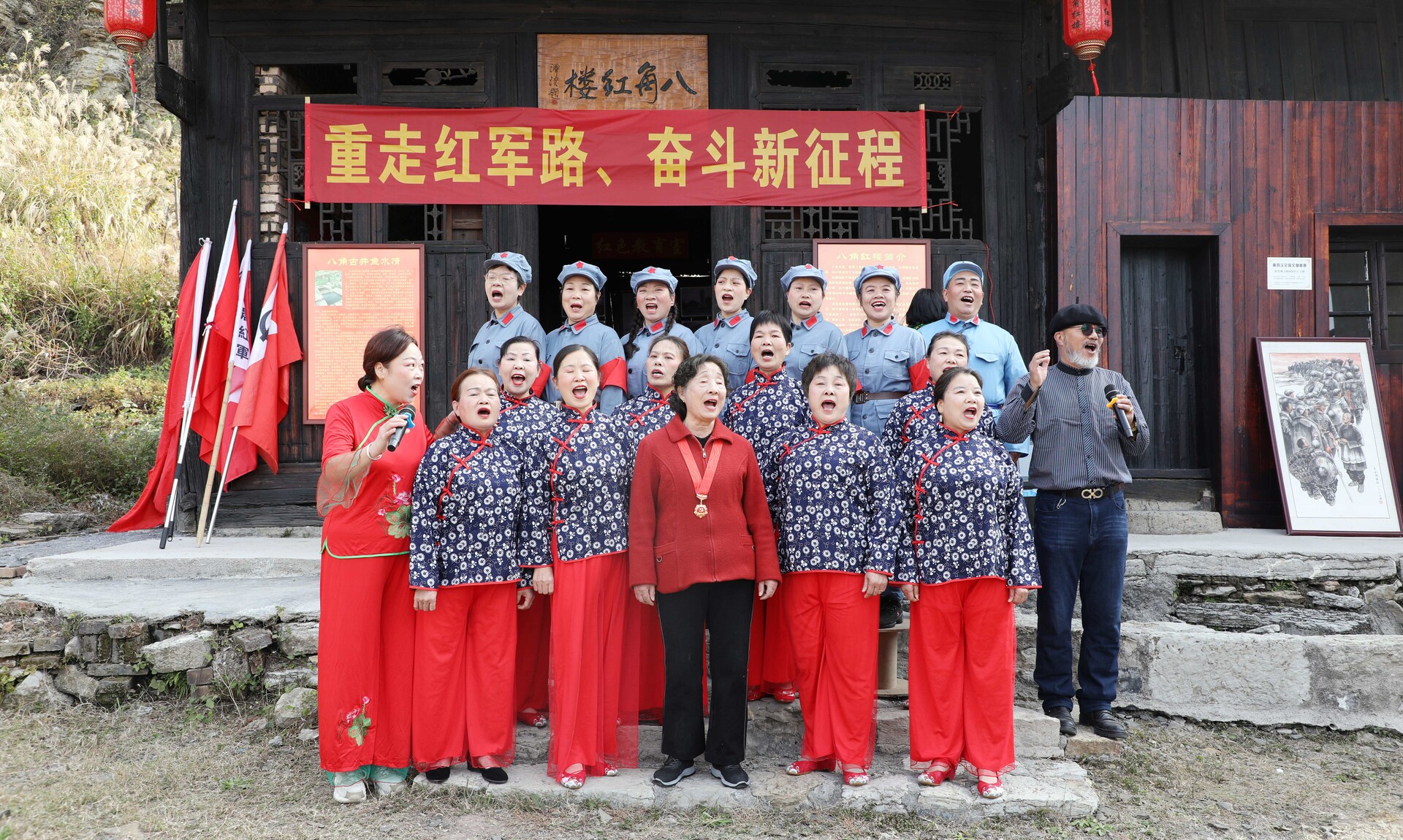 锡矿山街道在八角红楼开展颂红军主题文艺活动