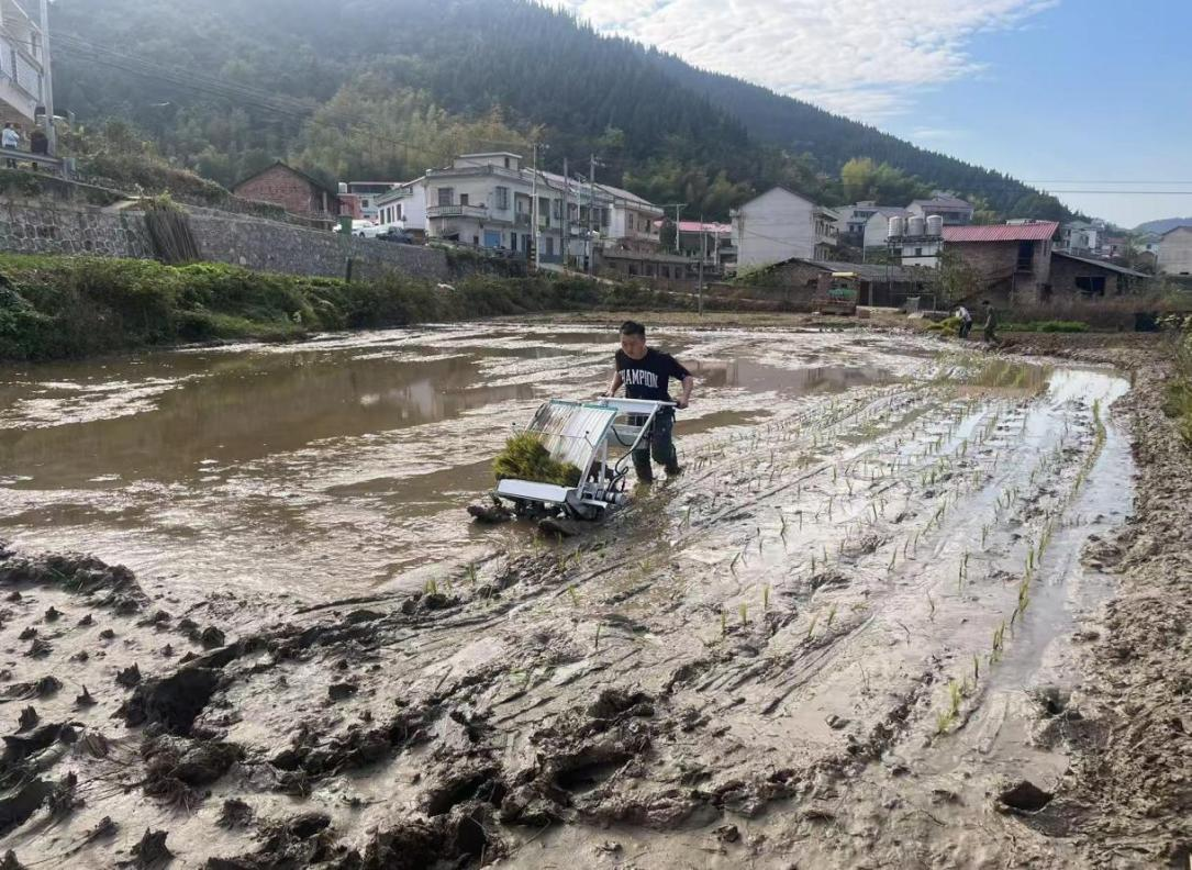 政企联动技术下乡 冷水江新机具助力农耕提质