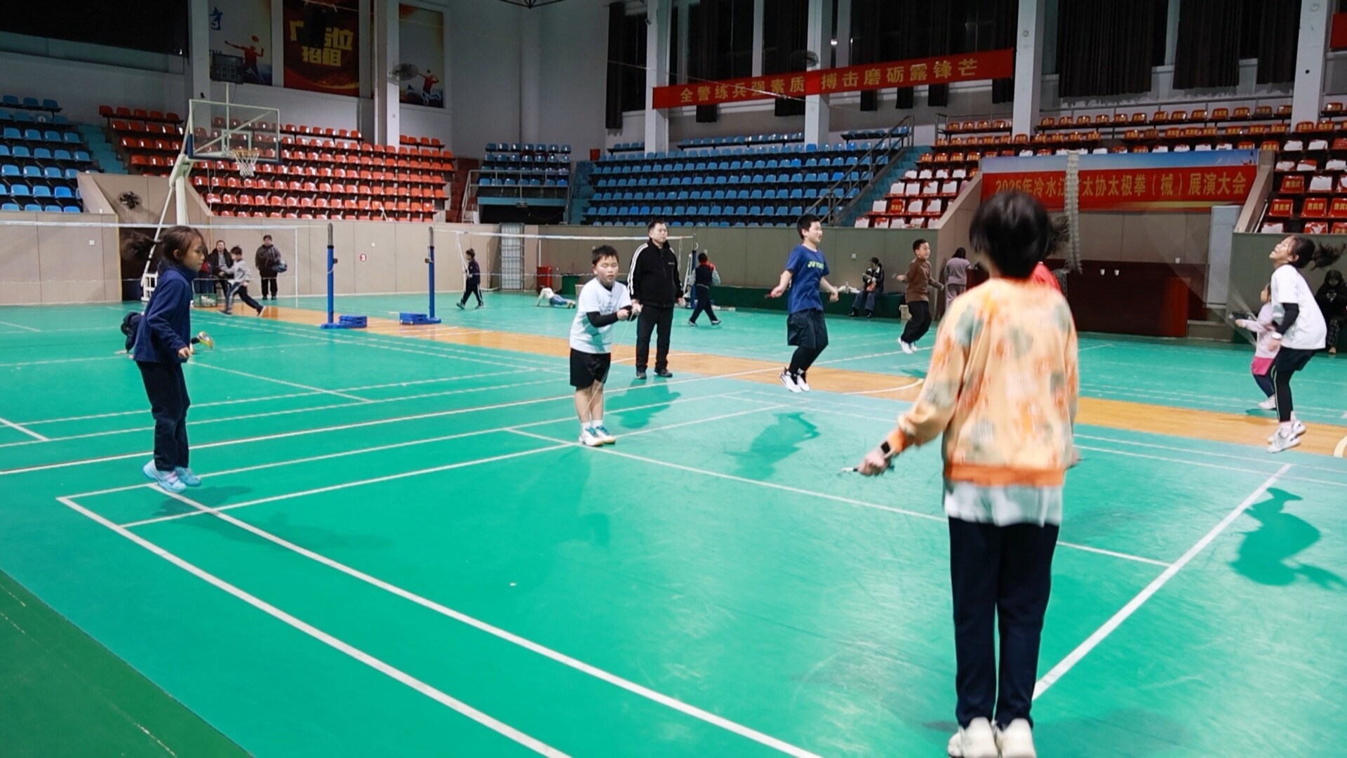 陈代联：用羽毛球拍托起孩子们的梦想