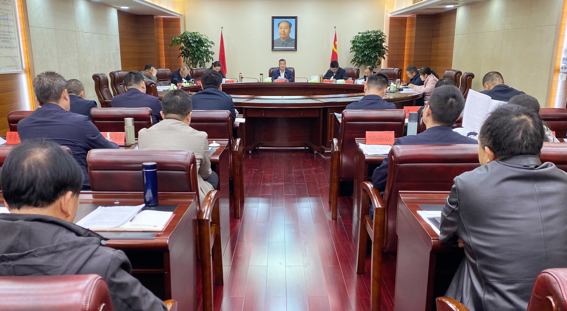 陈创业主持召开市委常委会会议