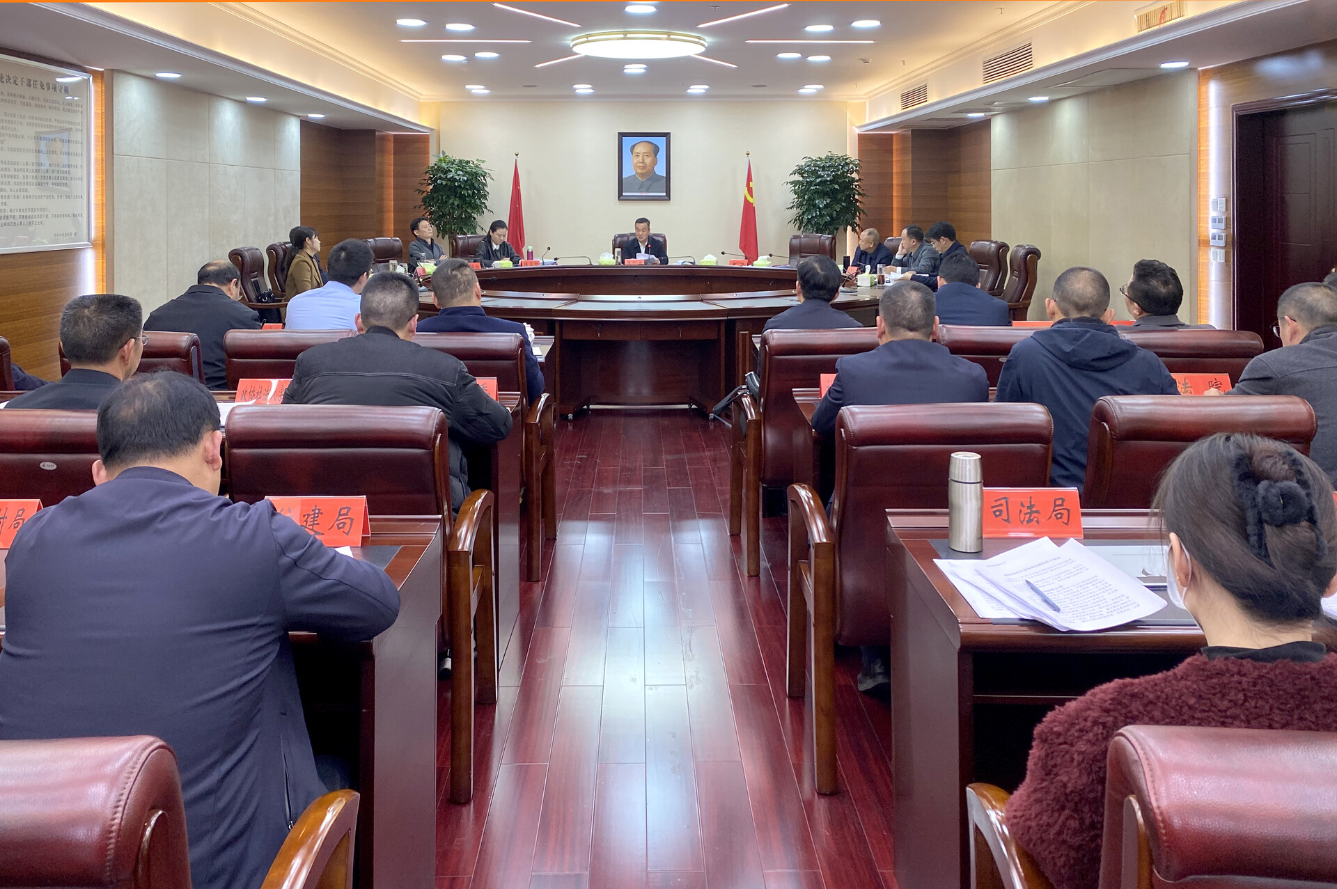 冷水江市委理论学习中心组开展集体学习