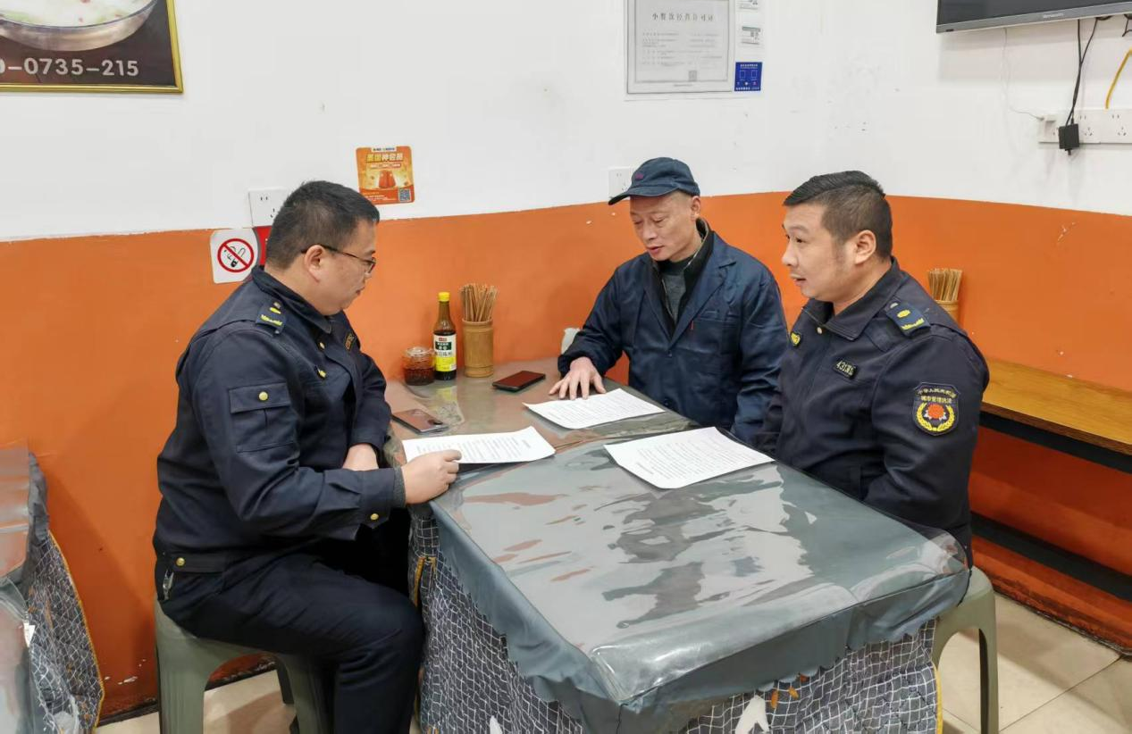 冷水江：城管入企入户开展“诚信经营”普法宣传