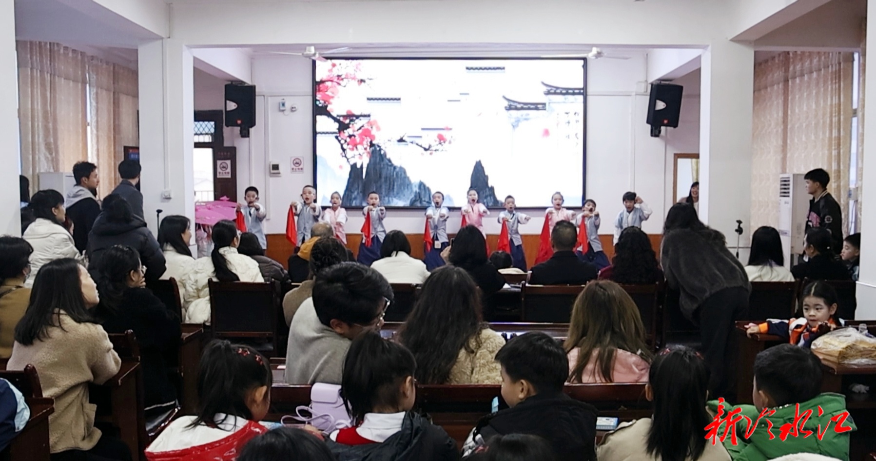 诵读经典 悦享书香——市第四小学朗诵比赛点亮校园文化