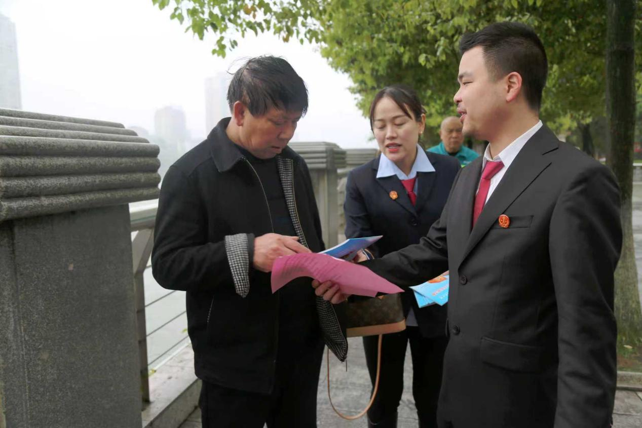 冷水江市人民法院开展诚信法治宣传活动
