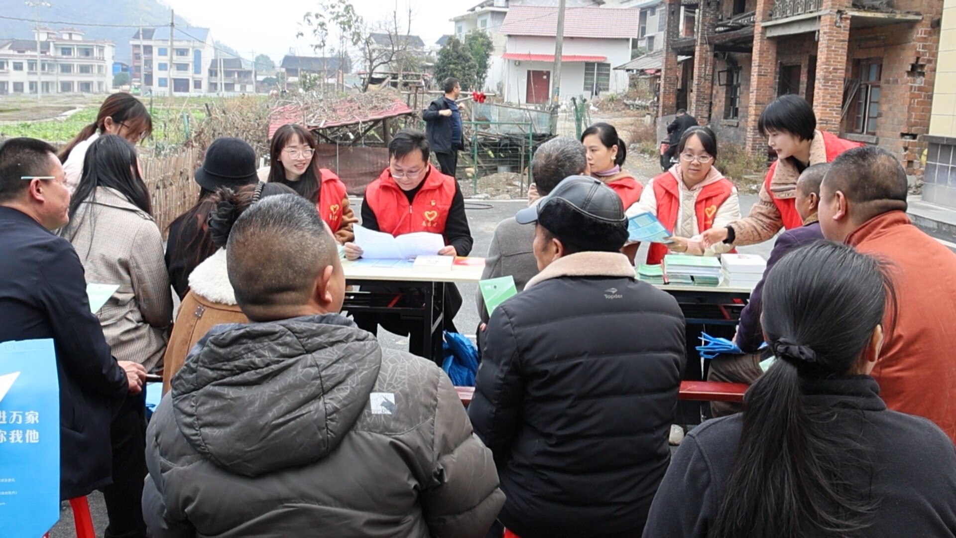 汇聚志愿力量 共建美好社会 市医保局联合市演讲艺术协会开展政策宣讲进乡村活动