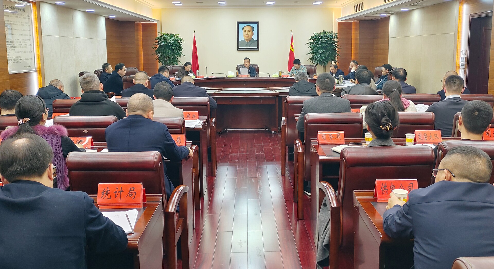 陈创业主持召开市委常委会会议