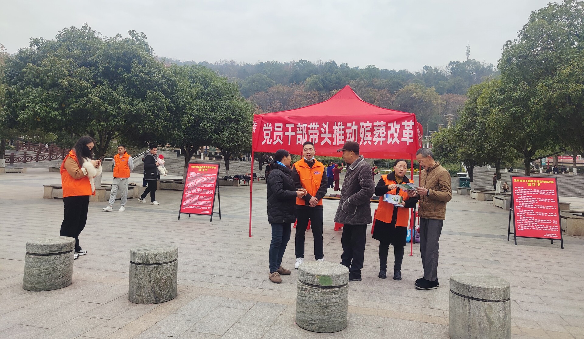 冷水江市民政事务中心开展殡葬改革主题宣传活动