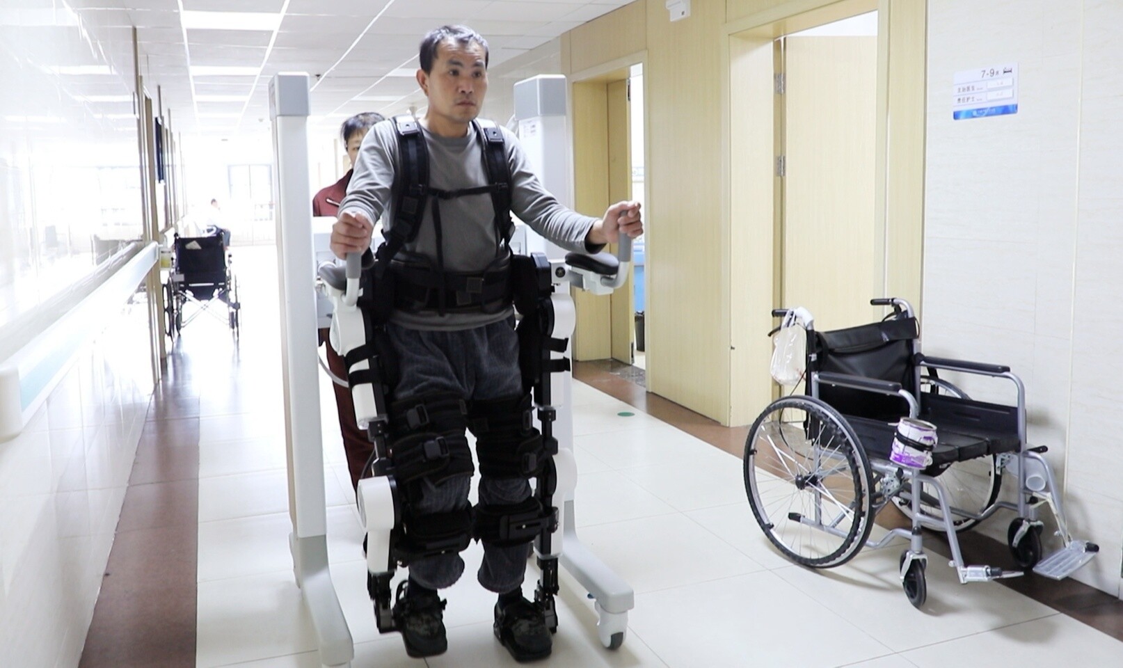 科技赋能康复丨娄底首台下肢外骨骼机器人助力患者重获行走能力