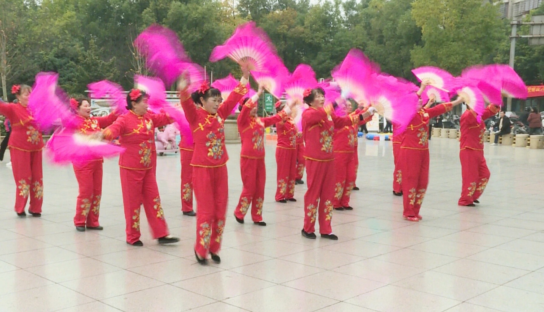 喜迎元旦  谭伶玲民间艺术秀美团举办文艺汇演