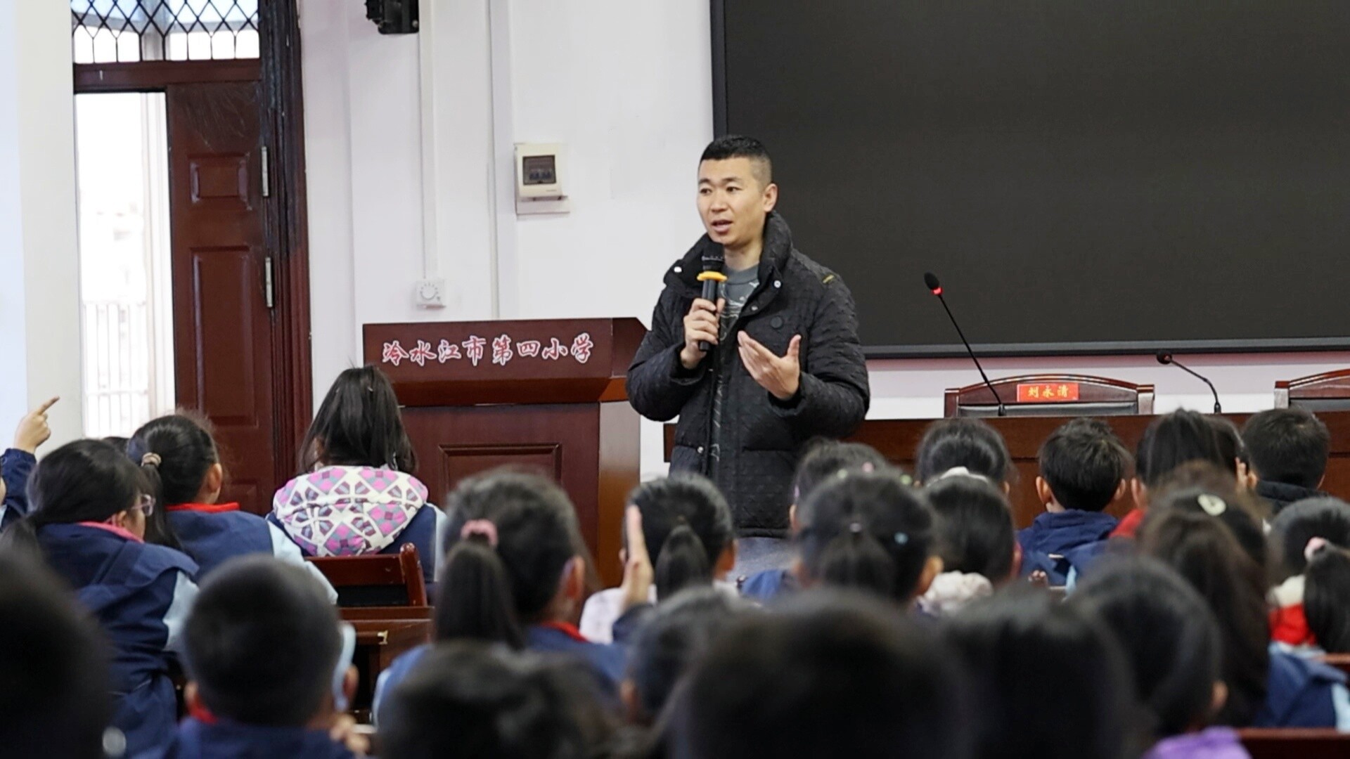 市第四小学小记者创作课：从“校服辩论”打开新闻眼