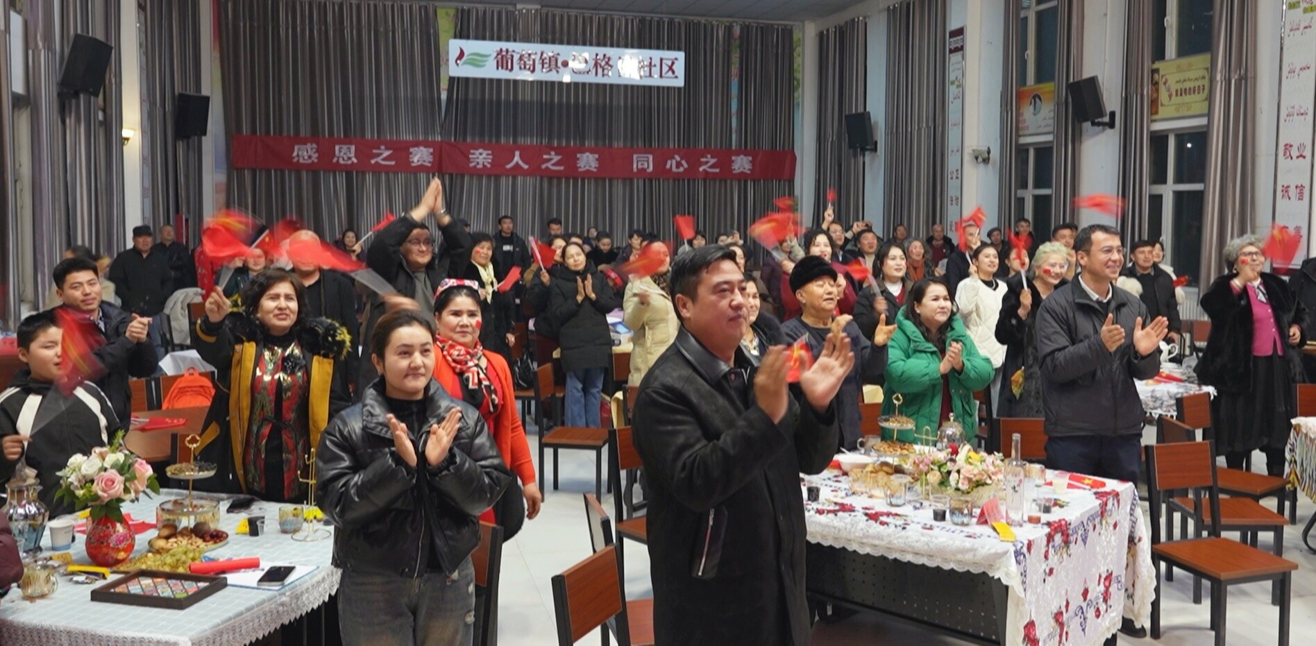 疯狂的“湘超” 丨吐鲁番：品茶看球赛 共享两地情