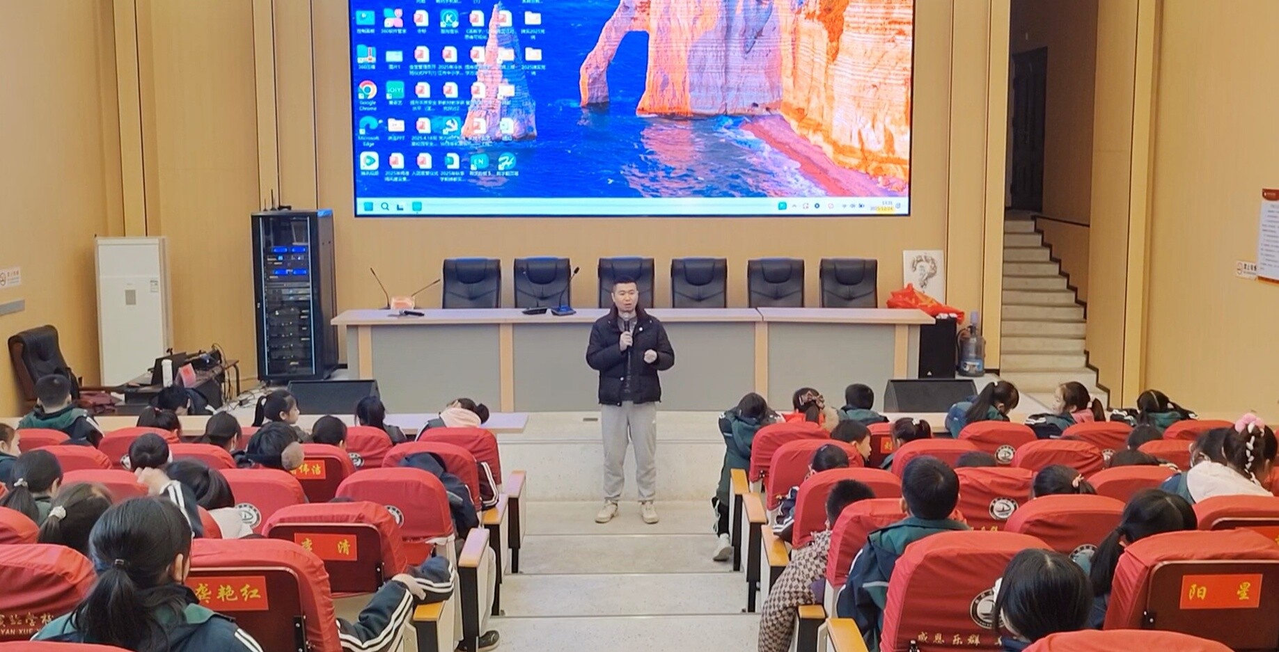 锑都实验学校“小记者创作培训班”开班