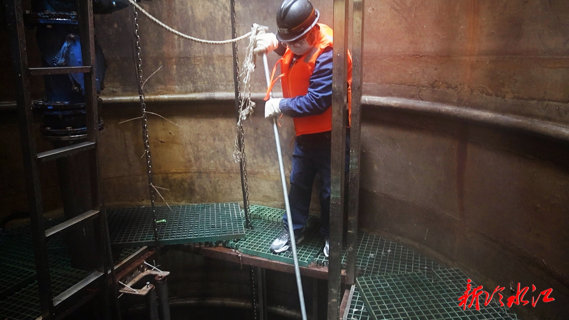 地下十米的守护 走进城市“血管”清道夫的日常