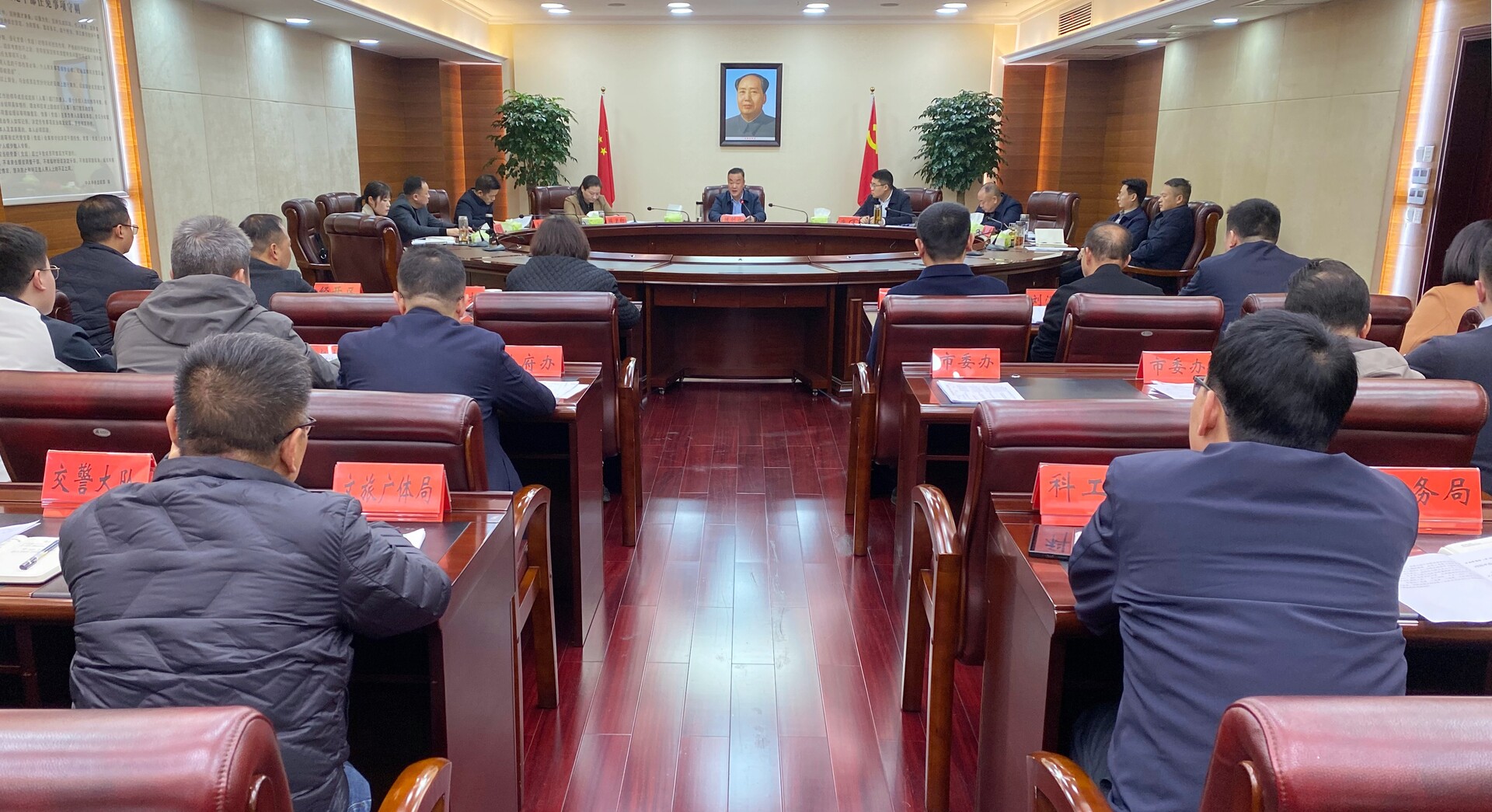 陈创业主持召开市委常委会会议