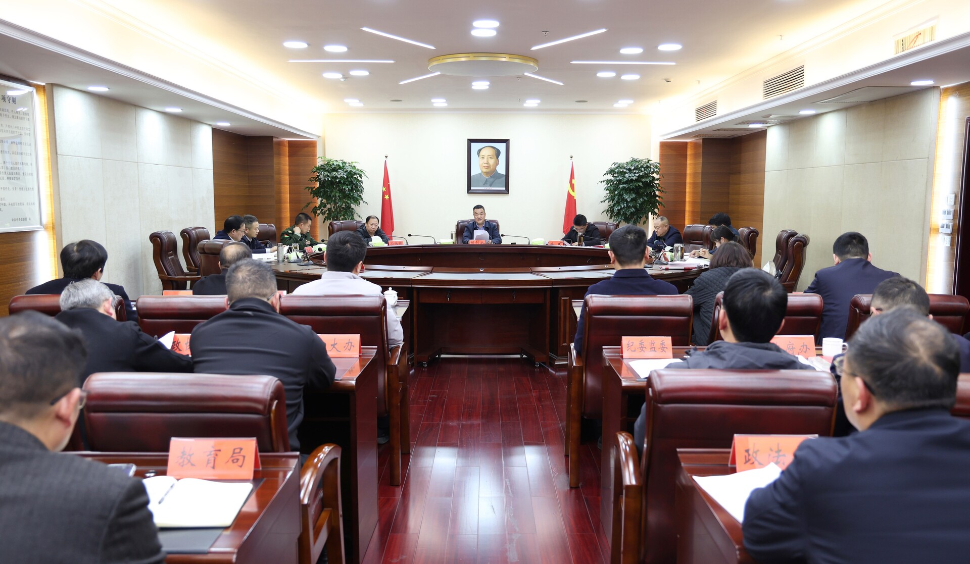 陈创业主持召开市委理论学习中心组集体学习会议