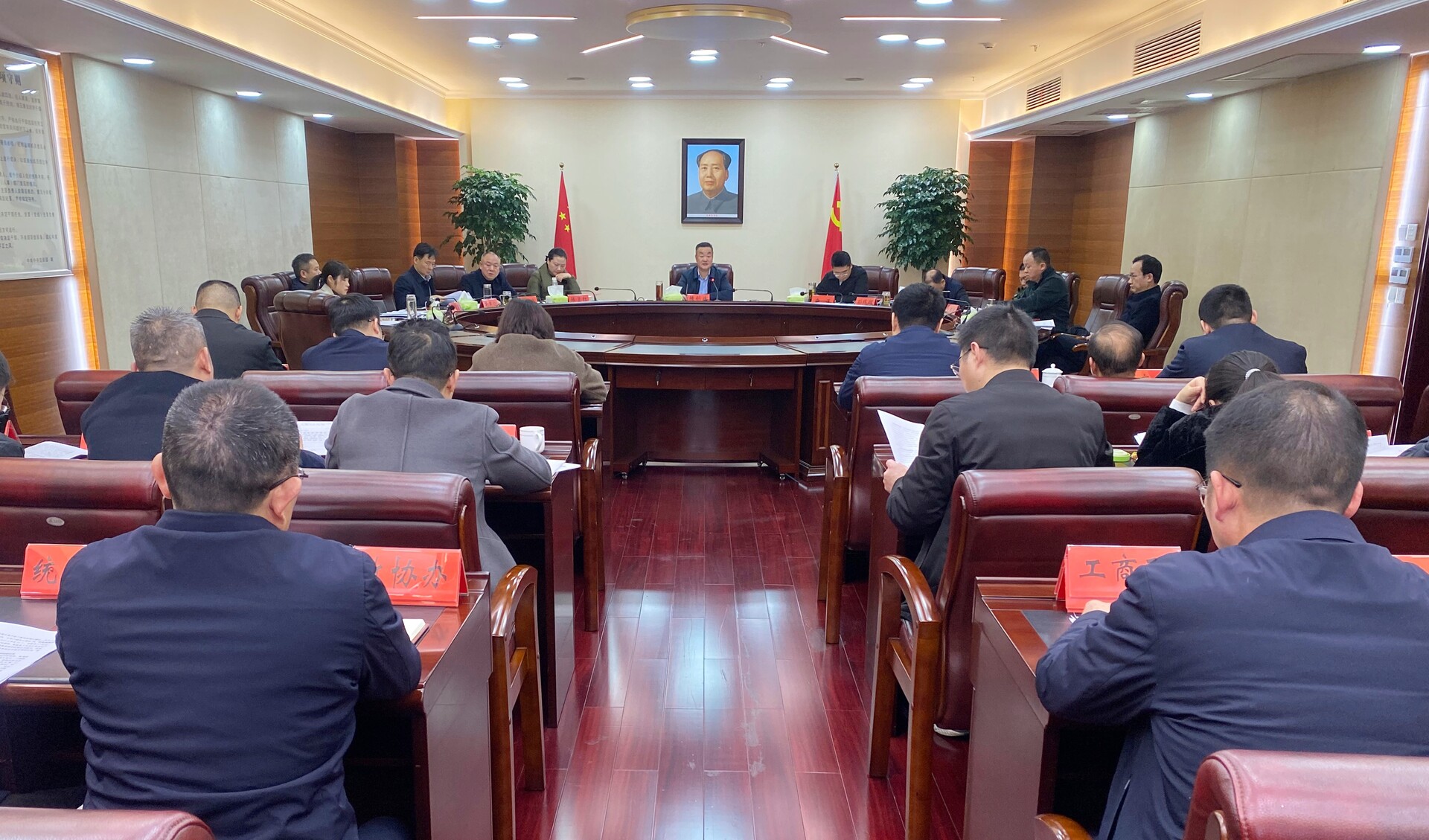 陈创业主持召开市委常委会会议