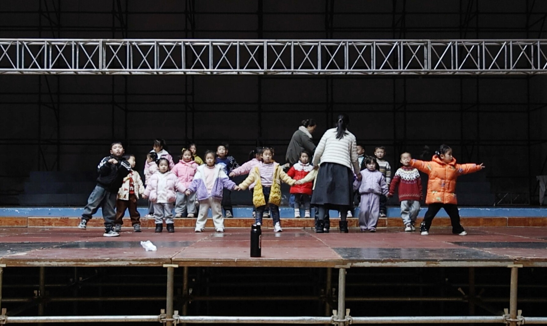 我市少儿迎新文艺演出将于1月18日举行 各参演团队有序走台 为演出做好充足准备