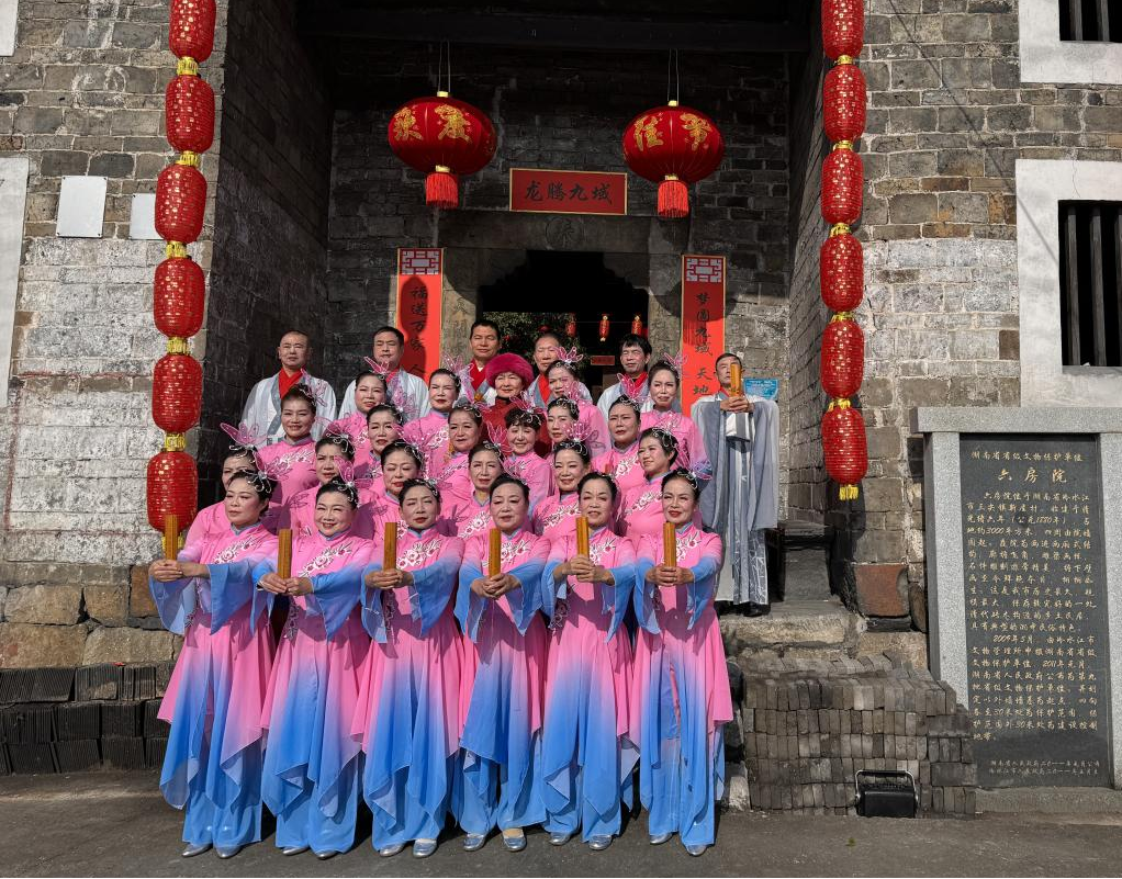 舞动新春 乐享年味  三尖镇广场舞快闪活动燃动元宵