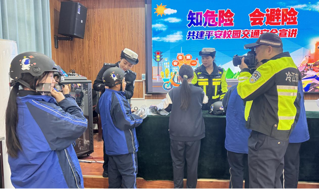 冷水江街道：交通安全宣讲进校园  护航学生上学路