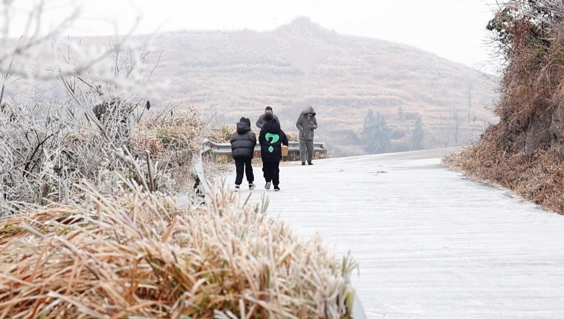应对低温雨雪冰冻天气丨最低气温降至-3℃ 市民朋友需合理安排出行