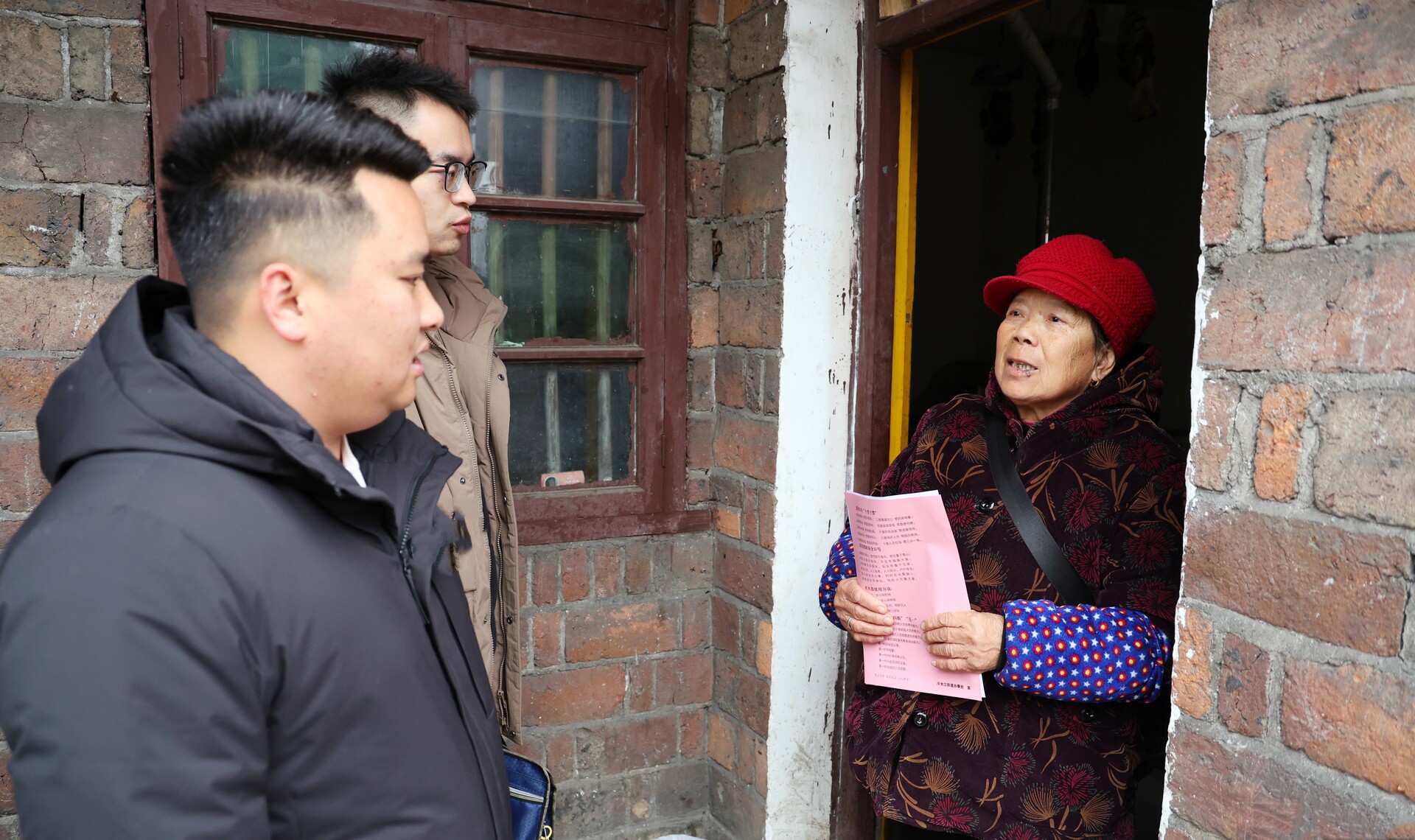 应对低温雨雪冰冻天气丨冷水江街道：敲门送暖筑防线