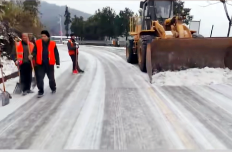 应对低温雨雪冰冻天气 市公路建设养护中心：公路上的“破冰守护者”
