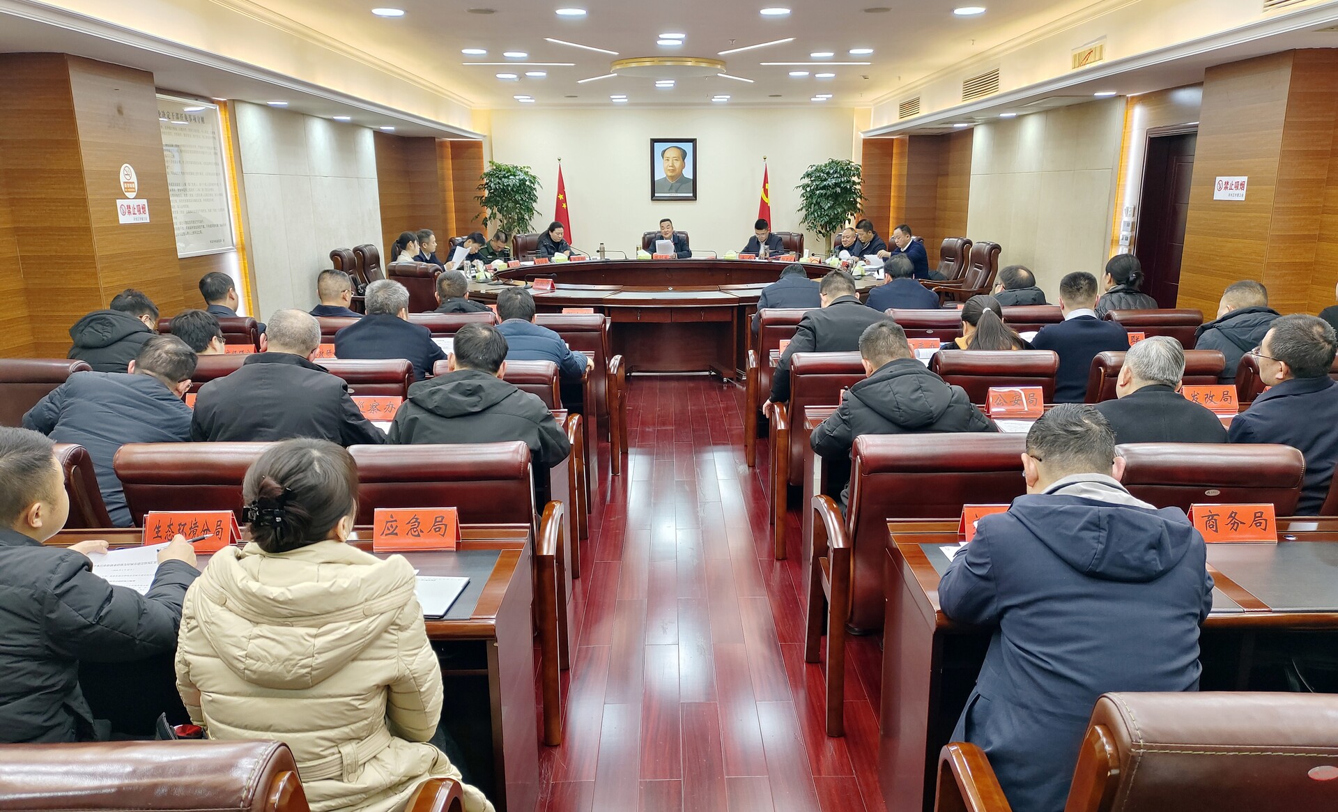 陈创业主持召开冷水江市委常委会会议