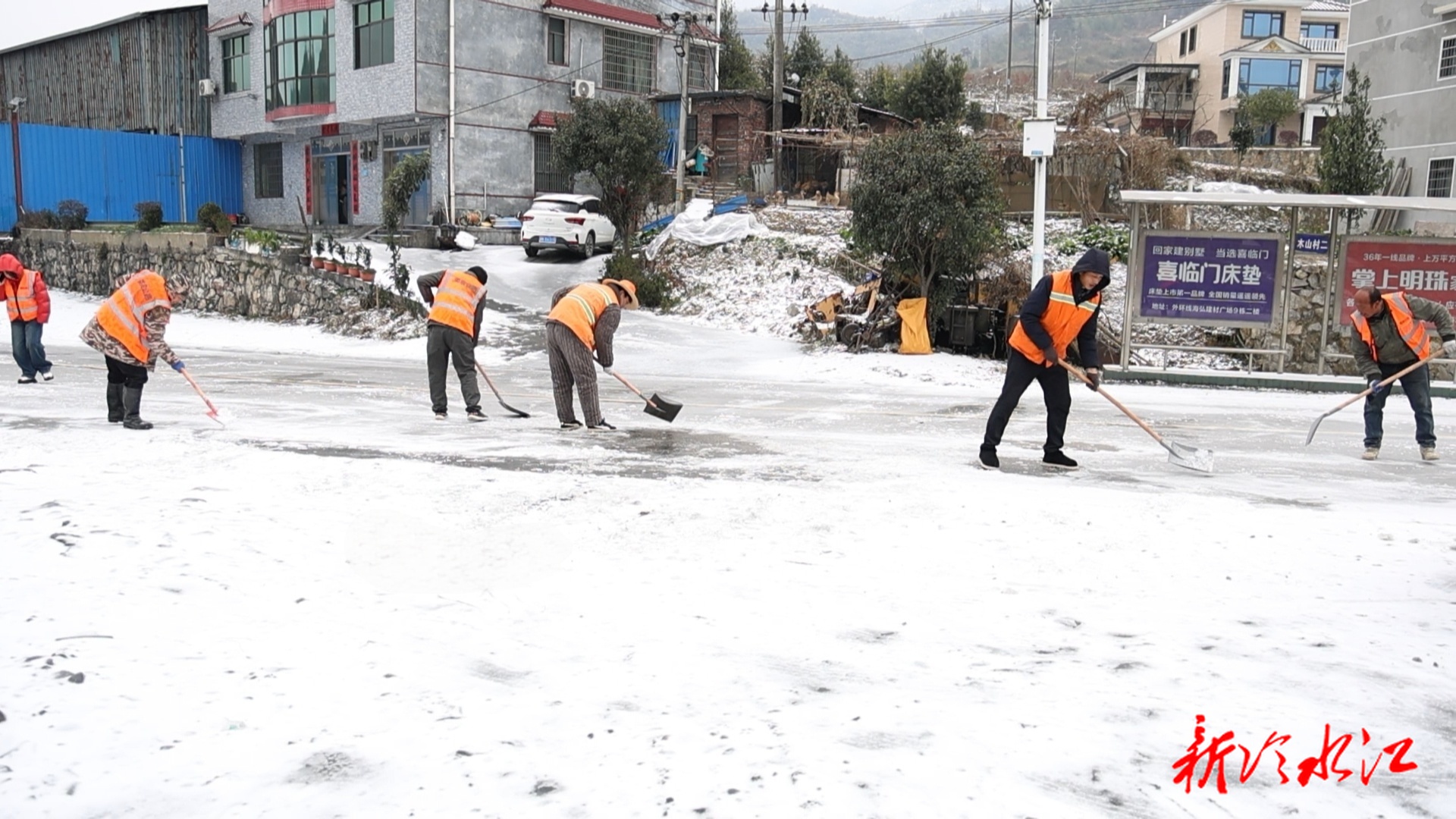 应对低温雨雪冰冻天气 | 市公路建设养护中心：以雪为令 除冰保畅