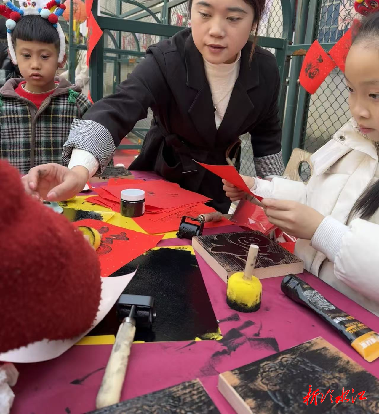 非遗拓印进校园进社区 三尖镇联动传承传统文化