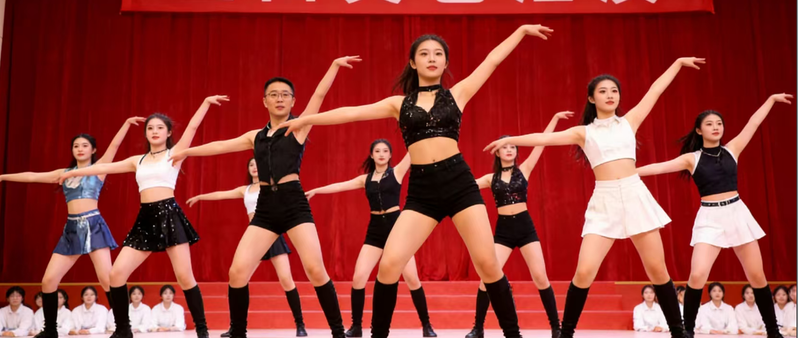 青春心向党 奋进新征程 冷水江街道助力市一中五四文艺汇演圆满落幕