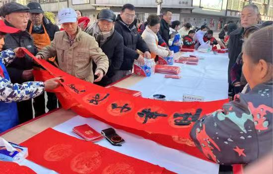 ​布溪街道开展送春联活动