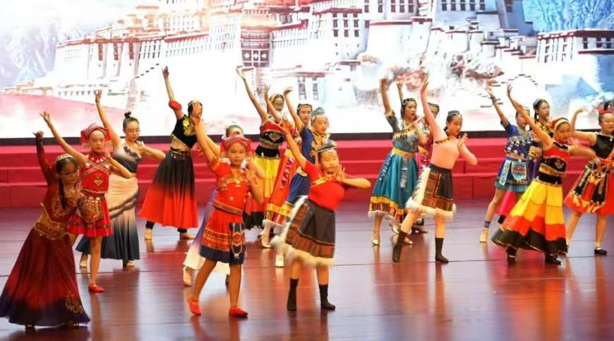 冷水江街道举办“传承好家风 共筑书香家”文艺演出