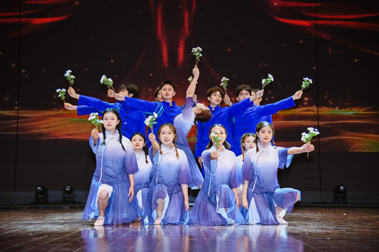 不负盛世 不负青春 冷水江举办主题文艺演出凝聚奋进力量