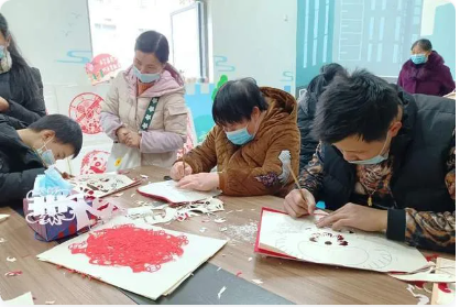 “指尖传承，匠心遇春”沙塘湾街道“巧手匠心”传统手工艺体验坊圆满落幕：2500余居民共赴匠心之约，触摸非遗温度