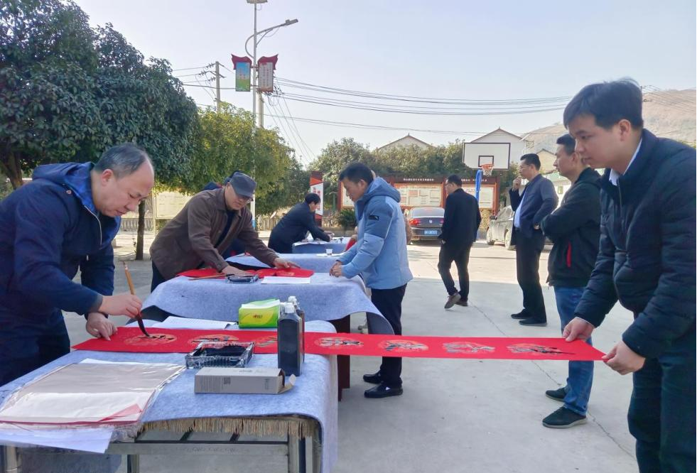 墨香满乡村 福字暖民心——铎山镇开展春节送春联惠民活动