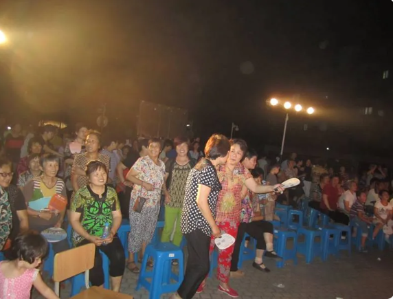 “清凉一夏”社区纳凉音乐会悠扬奏响：2000余居民共赴音乐之约，乐享夏夜好时光