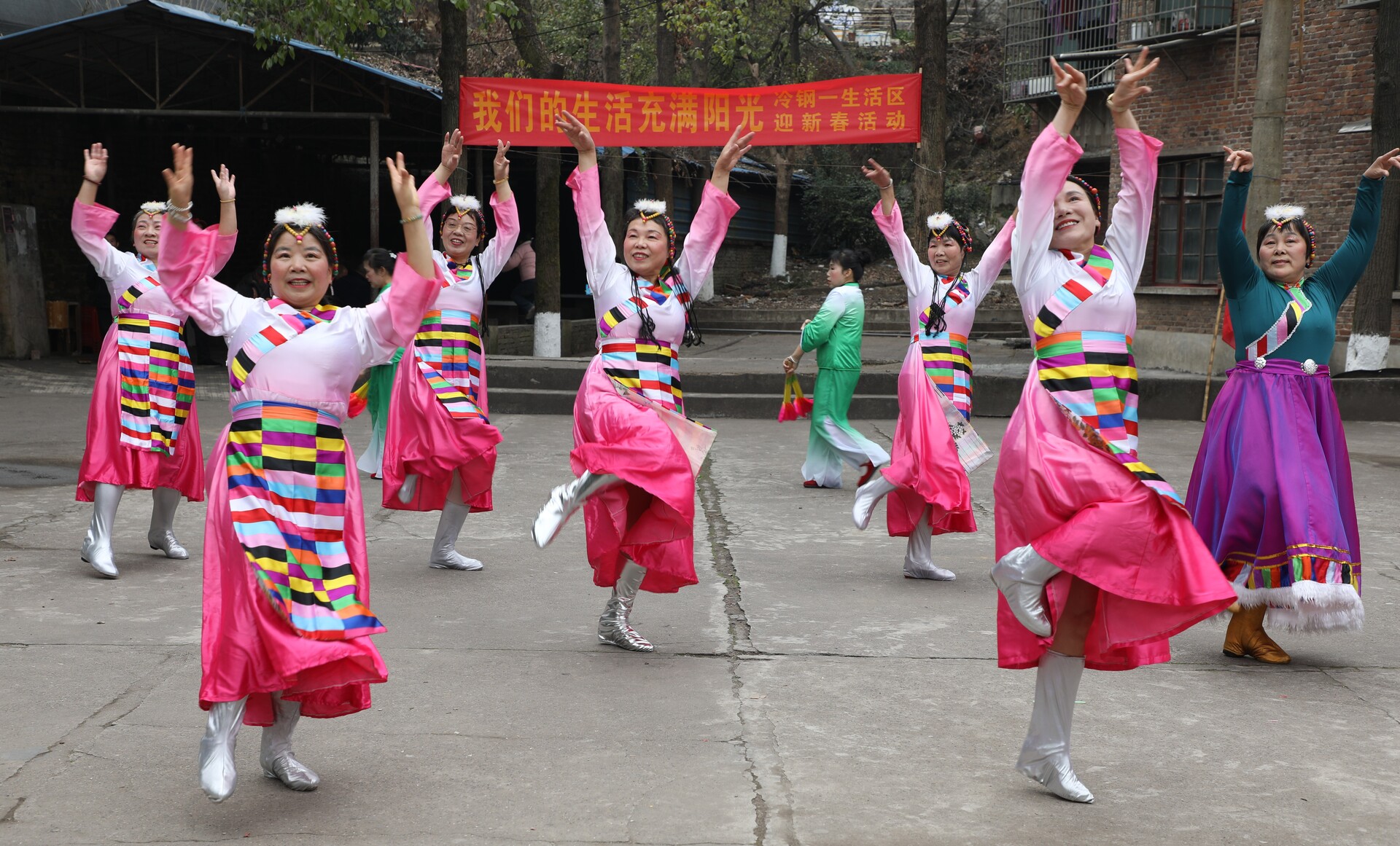 冷钢一生活区举办迎新春文艺活动