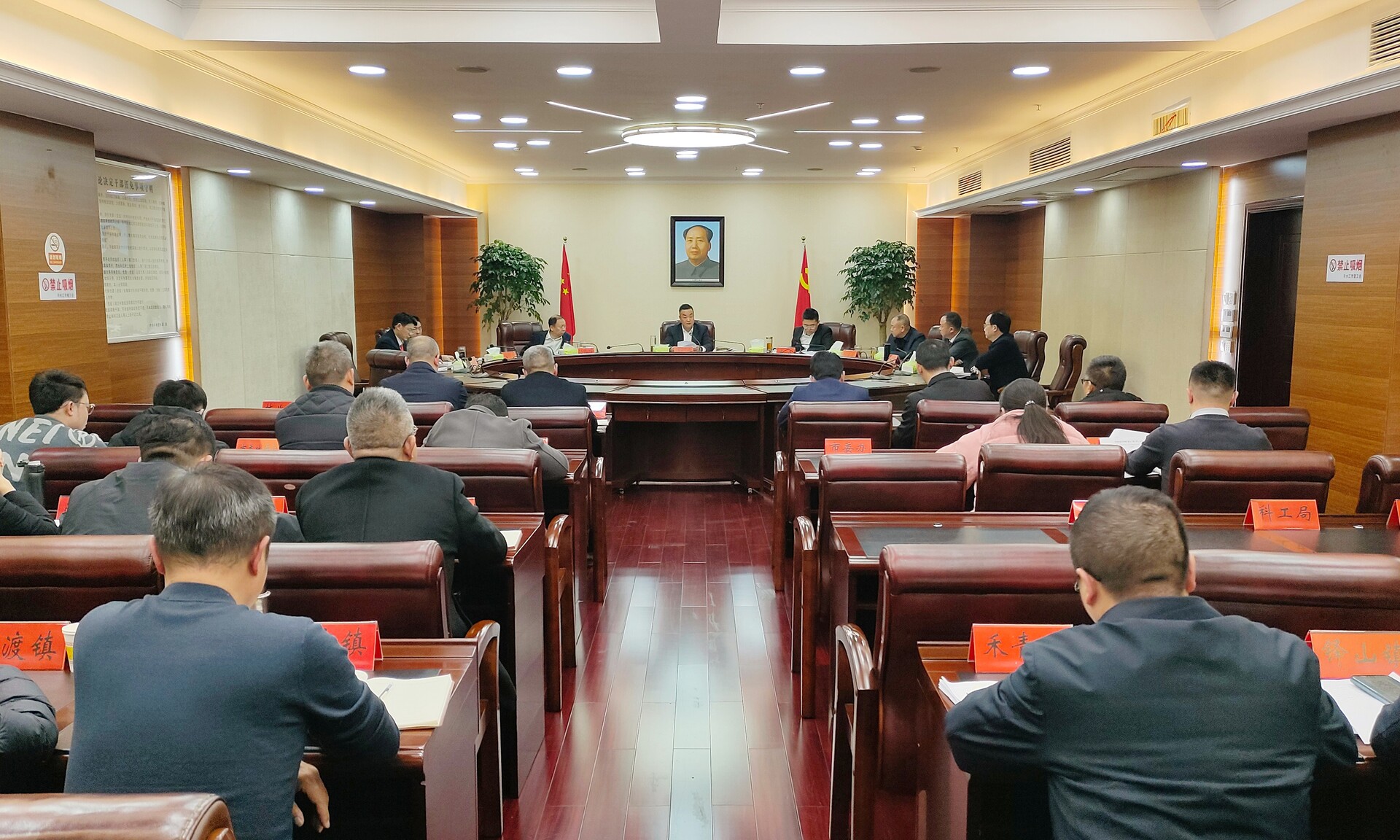 陈创业主持召开市委常委会会议