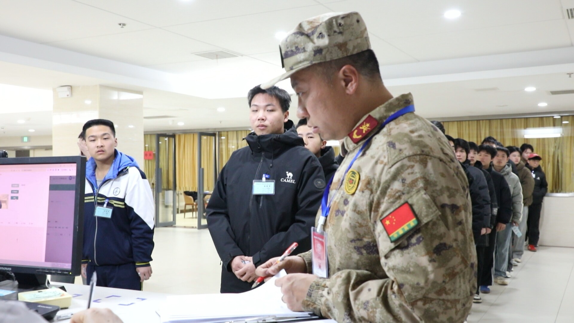 参军报国 不负韶华 200余名应征青年踊跃接受祖国挑选