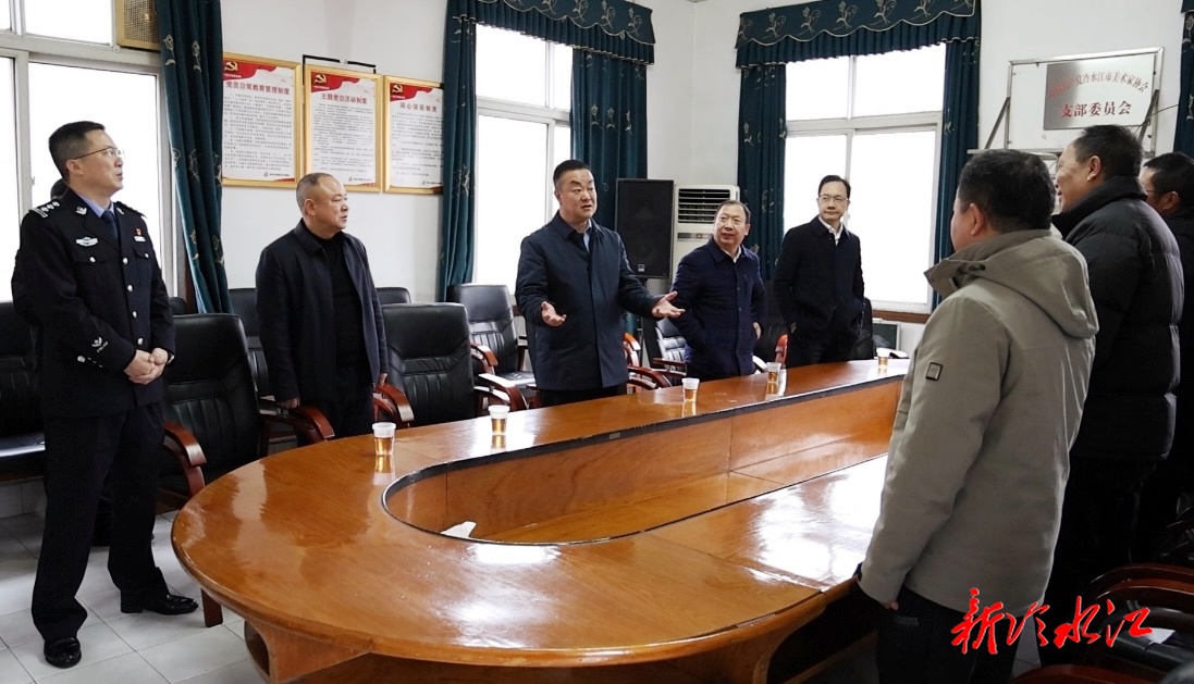 陈创业带队走访慰问专家人才、特困企业、劳模和困难职工