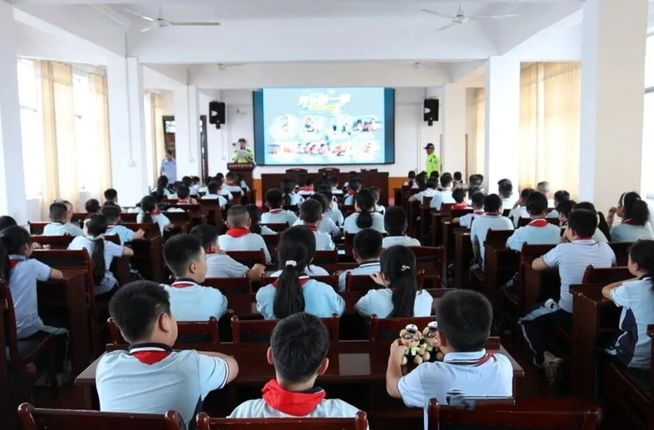 在秋天开学 | 冷水江交警大队深入学校开展交通安全教育活动